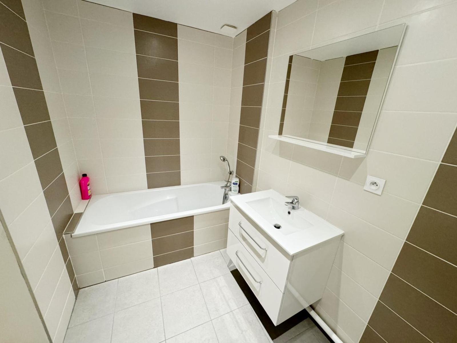 24 Chic & Cosy Grand Appart 88M2 Parking Gratuit Hypercentre Netflix Saint-Etienne  Kültér fotó